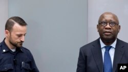 Laurent Gbagbo arrive devant la cour de la CPI pour le début de son procès le 28 janvier 2016. (AP Photo/Peter Dejong, Pool)