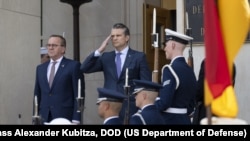 وزیر امور دفاع آلمان، بوریس پیستوریوس (چپ) در کنار پیت هگست وزیر دفاع آمریکا در ساختمان وزارت دفاع آمریکا (پنتاگون) - ۲۳ تیر ۱۴۰۴