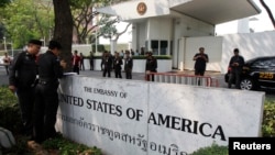 泰國警察在​​美國駐曼谷大使館外站崗值班。 （2015年1月28日）