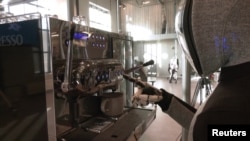 หุ่นยนต์มนุษย์ "นีโอ" แสดงความสามารถชงกาแฟ