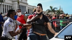 Un hombre es detenido durante una manifestación contra el gobierno del presidente cubano Miguel Díaz-Canel en La Habana, el 11 de julio de 2021.