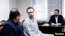 Diploat Uni Eropa asal Swedia, Johan Floderus (tengah), menghadiri persidangan di Teheran, Iran, pada 10 Desember 2023. (Foto: Amir-abbas Ghasemi/MIZAN/WANA (West Asia News Agency) Handout via Reuters)