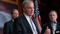 美国参议院通过战争权决议后，参议员凯恩对记者讲话。