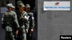 Soldados venezolanos montan guardia en un colegio electoral durante la elección de legisladores municipales en Caracas, Venezuela, 9 de diciembre de 2018. 
