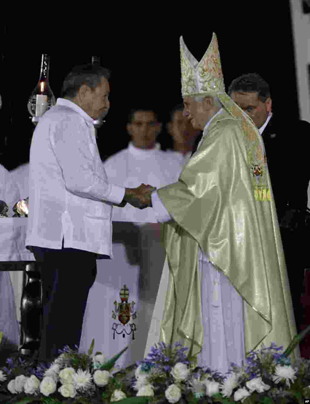 Cuban President Raul Castro greets the pope after a Mass in Revolution Square in Santiago de Cuba, March 26, 2012. (AP)