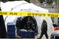 Workers construct what is believed to be a makeshift morgue behind a hospital during the coronavirus pandemic, in the Manhattan borough of New York City, March 25, 2020.