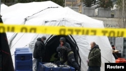 Workers construct what is believed to be a makeshift morgue behind a hospital during the coronavirus pandemic, in the Manhattan borough of New York City on March 25, 2020.