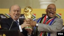 Presiden Afrika Selatan Jacob Zuma (kanan) memegang tropi Piala Dunia bersama Presiden FIFA Sepp Blatter pada acara jumpa pers bagi media internasional di kediamanan kepresidenan di Pretoria.
