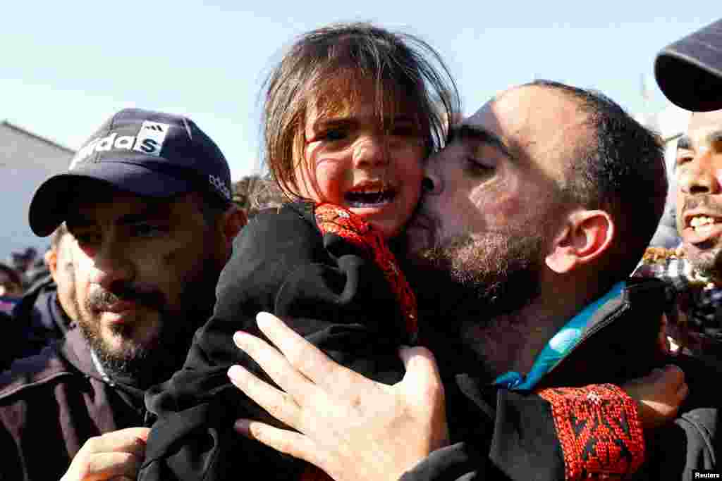 مرد فلسطینی پس از رهایی از زندان اسراییل در ششمین دور از تبادل گروگان&zwnj;های اسراییلی و زندانیان فلسطینی بین گروه حماس و اسراییل،&nbsp; فرزندش را به آغوش گرفت&nbsp;