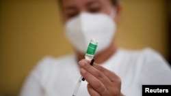 Un trabajador de salud prepara una dosis de la vacuna contra la enfermedad del coronavirus Oxford-AstraZeneca (COVID-19), comercializada por el Serum Institute of India (SII) como COVISHIELD, en la Ciudad de Guatemala, Guatemala, 10 de marzo de 2021.