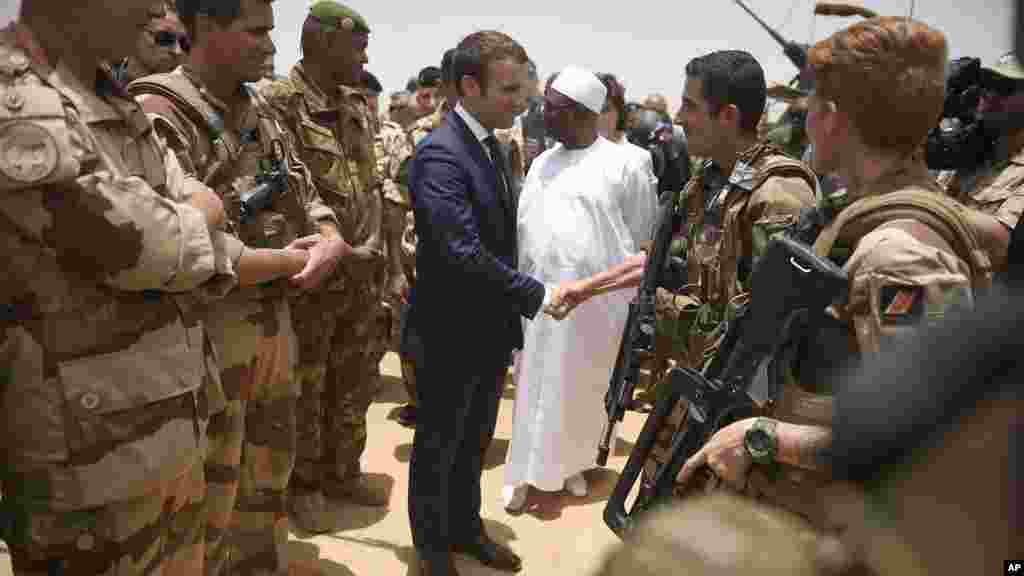 Emmanuel Macron Franci Djamanatigui Koura Tara Gao Mali La. Gao, mai kalo tile 19, 2017.
