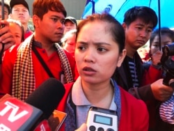 រូបឯកសារ៖ កញ្ញា ឈឹម ស៊ីថរ ប្រធាន​សហជីព​ដែល​ត្រូវ​បាន​ក្រុមហ៊ុន​កាស៊ីណូ ណាហ្គាវើលដ៍ ​ព្យួរ​ការងារ​ និយាយ​ជាមួយ​អ្នក​សារព័ត៌មាន​ខណៈបុគ្គលិកក្រុមហ៊ុន ណាហ្គា ​វើសដ៍ (NagaWorld) ធ្វើ​កូដកម្ម​នៅ​ខាង​មុខ​កាស៊ីណូ​ ណាហ្គាវើសដ៍ ក្នុង​រាជធានី​ភ្នំពេញ នៅ​ថ្ងៃទី​៩ ខែមករា ឆ្នាំ​២០២០។ (កាន់ វិច្ឆិកា/វីអូអេ)​