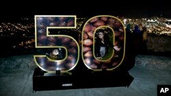 Erika Moya, kiri dan Ashley King, berpose di dekorasi Super Bowl 50 di sebuah taman yang menghadap ke San Francisco, Rabu, 3 Februari 2016. Denver Broncos akan berhadapan dengan Carolina Panthers di pertandingan football NFL Super Bowl 50, Minggu, 7 Februari 2015, di Santa Clara.