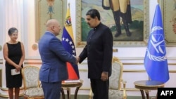 El fiscal de la Corte Penal Internacional, Karim Khan, durante una de las reuniones que sostuvo con el presidente de Venezuela Nicolás Maduro en su cuarta visita a Caracas. 