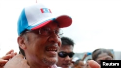 Malaysia's opposition leader Anwar Ibrahim is greeted by his supporters after an election campaign rally in Petaling Jaya outside Kuala Lumpur, May 1, 2013.