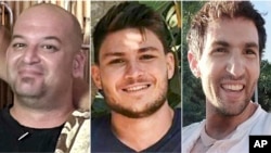 এই ছবিতে দেখা যাচ্ছে ২০২৩ সালের ৭ অক্টোবর অপহৃত আইয়ার হর্ন, সাশা ট্রুফানভ ও সাগুই ডেকেল চেনকে।