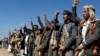 Para pejuang dan anggota suku Houthi melakukan aksi unjuk rasa menentang serangan AS dan Inggris, di dekat Sanaa, Yaman, 14 Januari 2024.