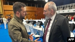 2023 թվականի հոկտեմբերի 5-ին Ուկրաինայի նախագահի մամուլի ծառայության կողմից արված և հրապարակված այս լուսանկարում Ուկրաինայի նախագահ Վլադիմիր Զելենսկին (L) զրուցում է Հայաստանի վարչապետ Նիկոլ Փաշինյանի հետ։