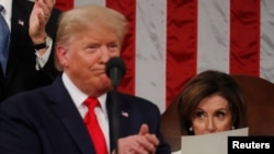 Ketua DPR AS Nancy Pelosi memegang salinan pidato sambil mengamati Presiden Amerika Serikat Donald Trump saat menyampaikannya di hadapan para anggota Kongres AS di Gedung Capitol, Washington, D.C., 4 Februari 2020. 