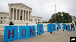 Estudiantes beneficiario del programa de Acción Diferida para los Llegados en la Infancia (DACA) se reúnen frente a la Corte Suprema, en Washington DC, el 18 de junio de 2020.