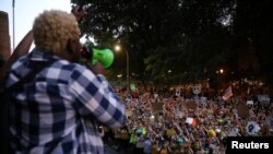 បាតុករ​ដែល​មាន​កូនៗ​ក្នុង​បន្ទុក​នាំ​គ្នា​ធ្វើ​បាតុកម្ម​ប្រឆាំង​នឹង​វិសមភាព​ជាតិសាសន៍​ ​ក្រុង Portland រដ្ឋ Oregon សហរដ្ឋអាមេរិក ថ្ងៃ​ទី២០ ខែកក្កដា ឆ្នាំ​២០២០។