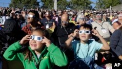 Une foule, avec les yeux couverts de lunettes protectives, contemplent l’éclipse solaire depuis Salen, Oregon, 11 août 2017.