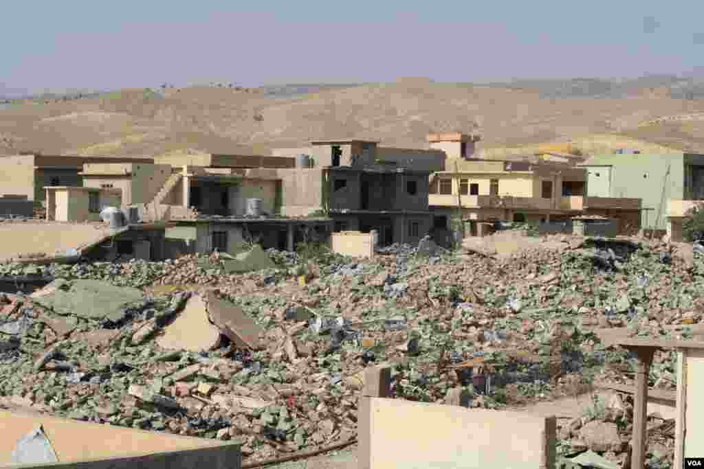 Soldiers say buildings were destroyed by IS bombs and fires, as well as coalition airstrikes, in Sinjar, Iraq, Nov. 14, 2016. (H.Murdock/VOA)