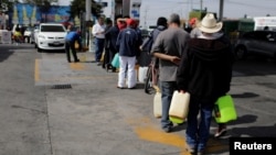 People line up to buy gasoline at a gas station after an offensive by Mexico's government against fuel theft at one of the country's main refineries has led to days of shortages at gas stations, in Morelia, Mexico, Jan. 7, 2019. 
