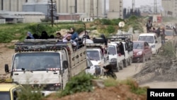Residents fearing airstrikes by the forces of Syria's President Bashar Al-Assad, flee the city of Idlib, after rebel fighters took control of the area, March 28, 2015. 