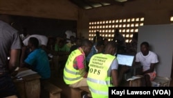 Le recensement électoral à Lomé, au Togo, le 1er octobre 2018. (VOA/Kayi Lawson)