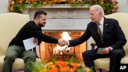El presidente de Ucrania, Volodymyr Zelenskyy, a la izquierda, y el de Estados Unidos, Joe Biden, se estrechan la mano durante su encuentro en la Casa Blanca, el 12 de diciembre de 2023.