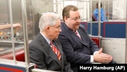 Генпрокурор США Джеф Сешнс та новий голова кримінального відділу Мін'юсту США Браян Бенчковський 