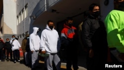 Di dân xếp hàng rời Mỹ sang Mexico sau khi bị trục xuất qua cầu biên giới quốc tế Paso del Norte, chụp từ Ciudad Juarez, Mexico, ngày 23 tháng 1 năm 2025.