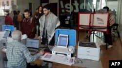 ফাইল ছবি—মিশিগান অঙ্গরাজ্যের প্রাইমারিতে মিশিগান বিশ্ববিদ্যালয়ের ক্যাম্পাসে অবস্থিত ভোটকেন্দ্রে আগাম ভোট দিচ্ছেন ভোটাররা (২০ ফেব্রুয়ারি, ২০২৪)