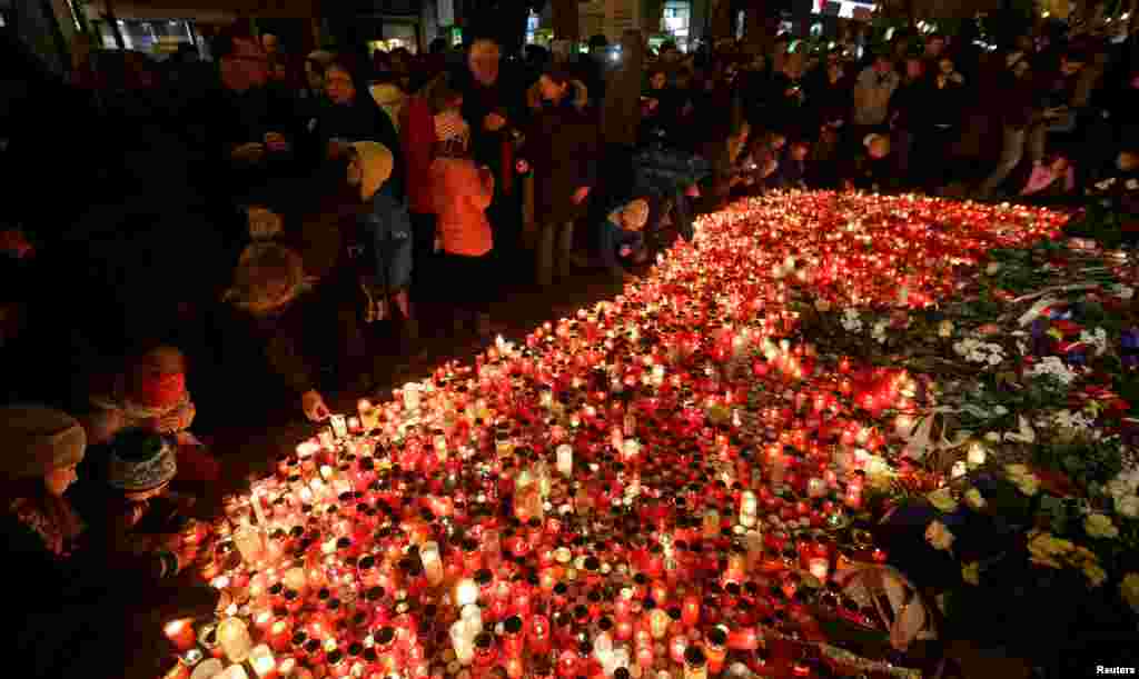 Warga Republik Ceko menyalakan lilin untuk memperingati 27 tahun &#39;Revolusi Beludru&#39; di Praha.