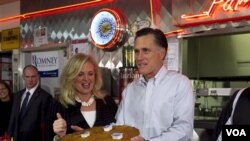 Kandidat capres AS dari partai republik, Mitt Romney, bersama istrinya Ann di Restoran Charlie Parker, Springfield, Illinois (19/3)