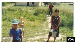 Odamlar asosan ariqdan suv ichmoqda