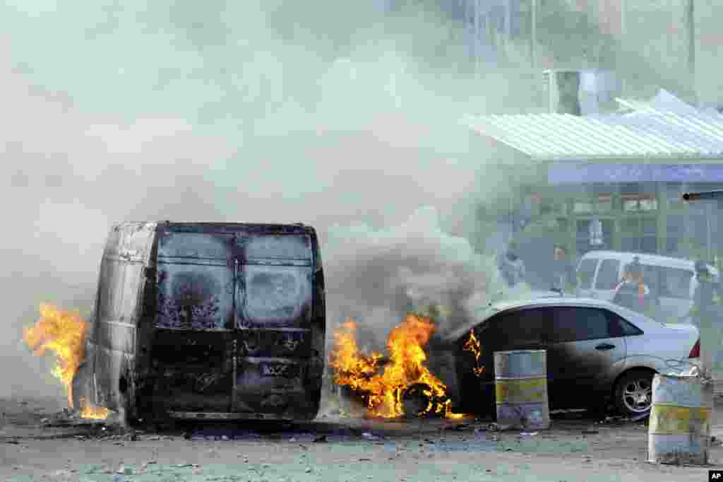 Cars are set on fire as Palestinians clash with Israeli border police after Moatez Higazi was shot in east Jerusalem, Oct. 30, 2014. 