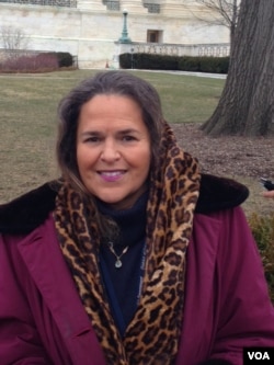 Washington resident Cliftine Jones waits to pay respects to Justice Antonin Scalia outside the U.S. Supreme Court, Feb. 19, 2016. (M.Snowiss/VOA)