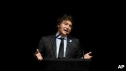 El presidente argentino Javier Milei se dirige a la multitud en un evento promocional de su nuevo libro en Buenos Aires, Argentina, el miércoles 22 de mayo de 2024.