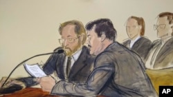 En este dibujo hecho en una sala de la corte federal de Brooklyn, en Nueva York, el miércoles 17 de julio del 2019, Joaquín "El Chapo" Guzmán, a la derecha, lee un documento, junto a un intérprete, minutos antes de ser sentenciado a cadena perpetua. 
