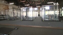 VOA英语视频: 健身房打造社交距离隔离舱 顾客可安心锻炼