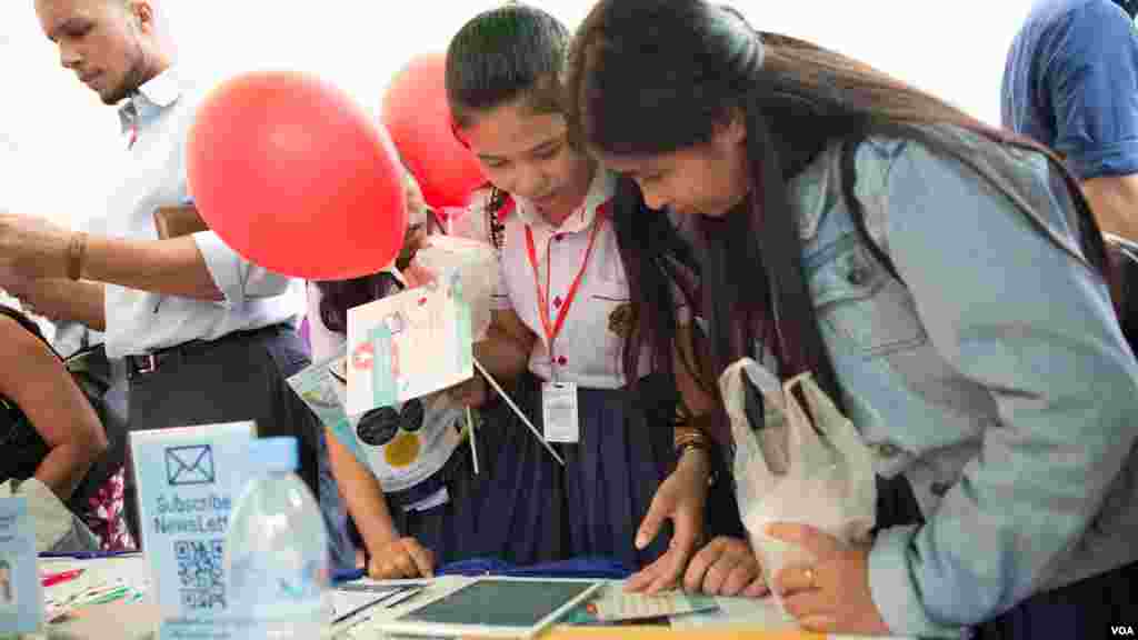 យុវសិស្ស​វិទ្យាល័យ​ចូល​មើល​ស្តង់​វិទ្យាសាស្ត្រ​នៅ​ក្នុង​មហោស្រពជាតិ​ស្តី​ពីវិទ្យាសាស្រ្ត​ និង​​វិស្វកម្ម​លើកទី​៥​ឆ្នាំ​២០១៩​ កាលពី​ថ្ងៃទី​២១ ខែកុម្ភៈ ឆ្នាំ២០១៩​ នៅពហុ​កីឡាដ្ឋាន​អូឡាំពិក​ រាជធានីភ្នំពេញ ប្រទេស​កម្ពុជា។ (ទុំ ម្លិះ/VOA)