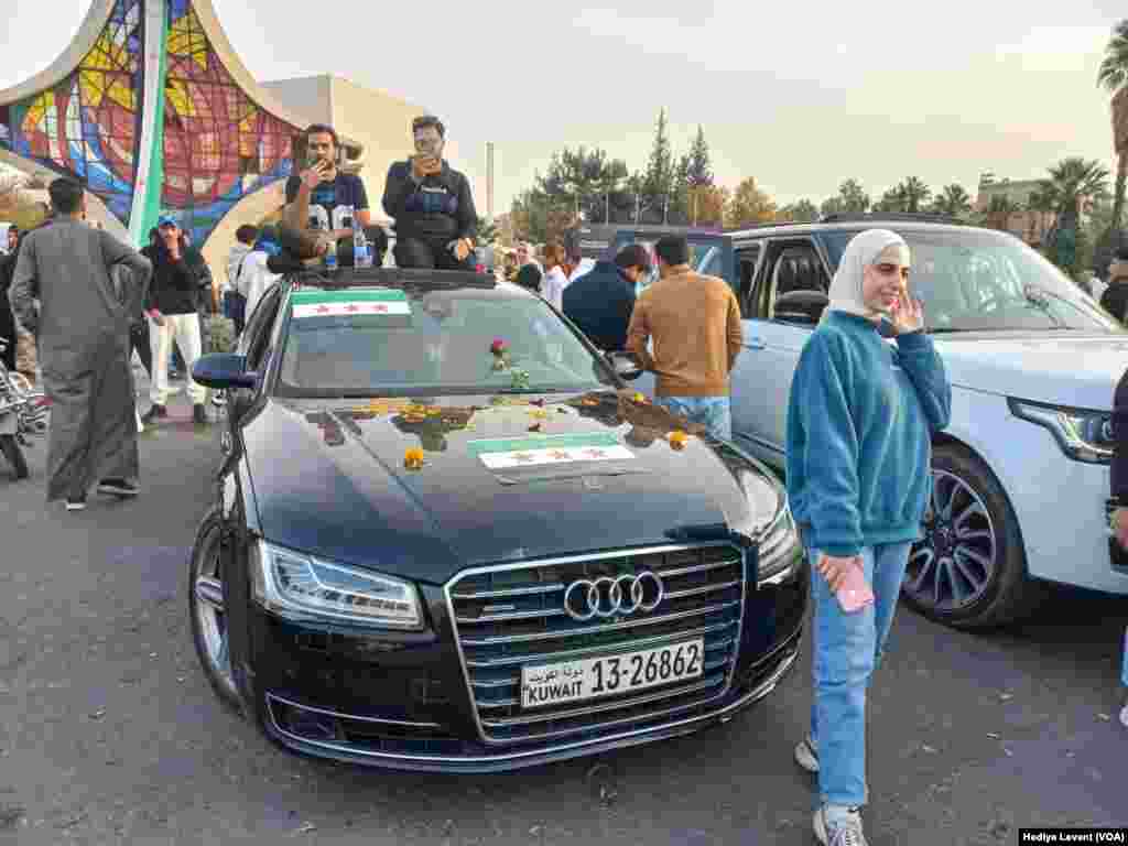 Başkent Şam'ın merkezindeki meydanlarda ve ana caddelerde insanlar gruplar halinde Esat&rsquo;ın devrilmesini kutluyor