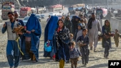 گروهی از مهاجران افغان در هنگام برگشت از پاکستان به افغانستان (عکس آرشیف)