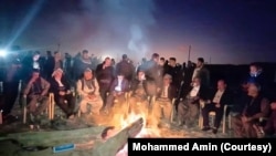 دیمەنی بەردەوامی گردبوونەوەی جوتیارانی کورد لە کێڵگەکانیان دوای ڕێگری هێزە عێراقییەکان.