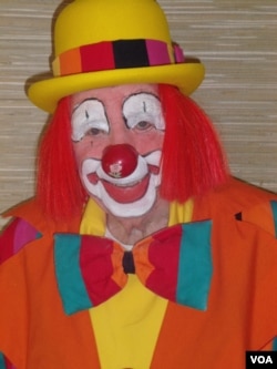 Floyd “Creeky” Creekmore, 95, is recognized as the world’s oldest performing clown by the Guinness Book of World Records. (J. Kent/VOA)