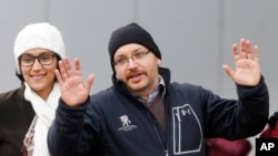 Jurnalis AS keturunan Iran, Jason Rezaian (kanan) bersama istrinya, Yeganeh Salehi tiba di Jerman setelah Jason dibebaskan dari penjara di Iran (foto: dok).