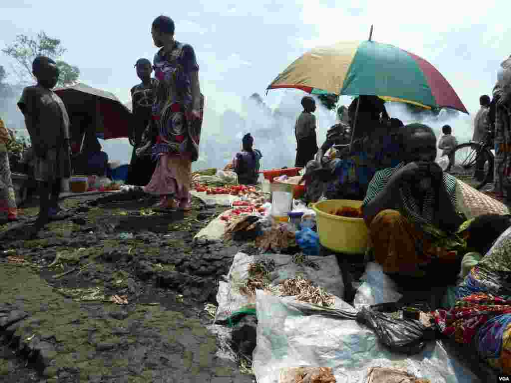 Displaced people from the town of Sake gather at the Mugunga camp on the road to Goma, DRC, November 23, 2012. (G. Joselow.VOA)