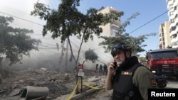 লেবাননে বৈরুতের দক্ষিণাঞ্চলের উপশহরে ইসরায়েলি হামলার পর বেসামরিক প্রতিরক্ষা সদস্যরা একটি ক্ষতিগ্রস্থ স্থানে কাজ করছেন।২০ অক্টোবর, ২০২৪।